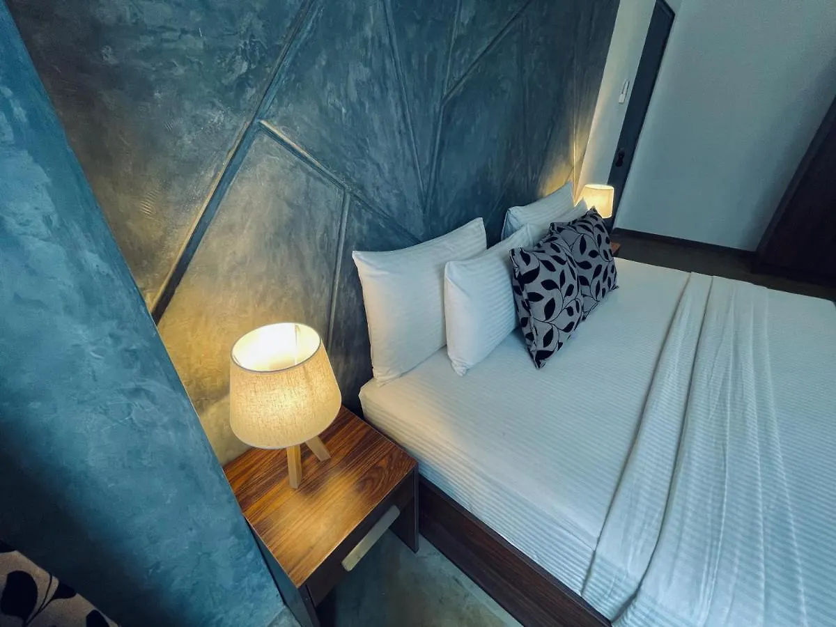 Отель 8 Plus Luxury Apartments Негомбо