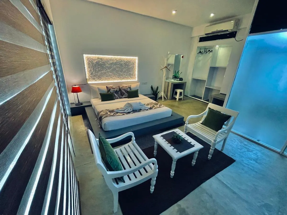 Отель 8 Plus Luxury Apartments Негомбо