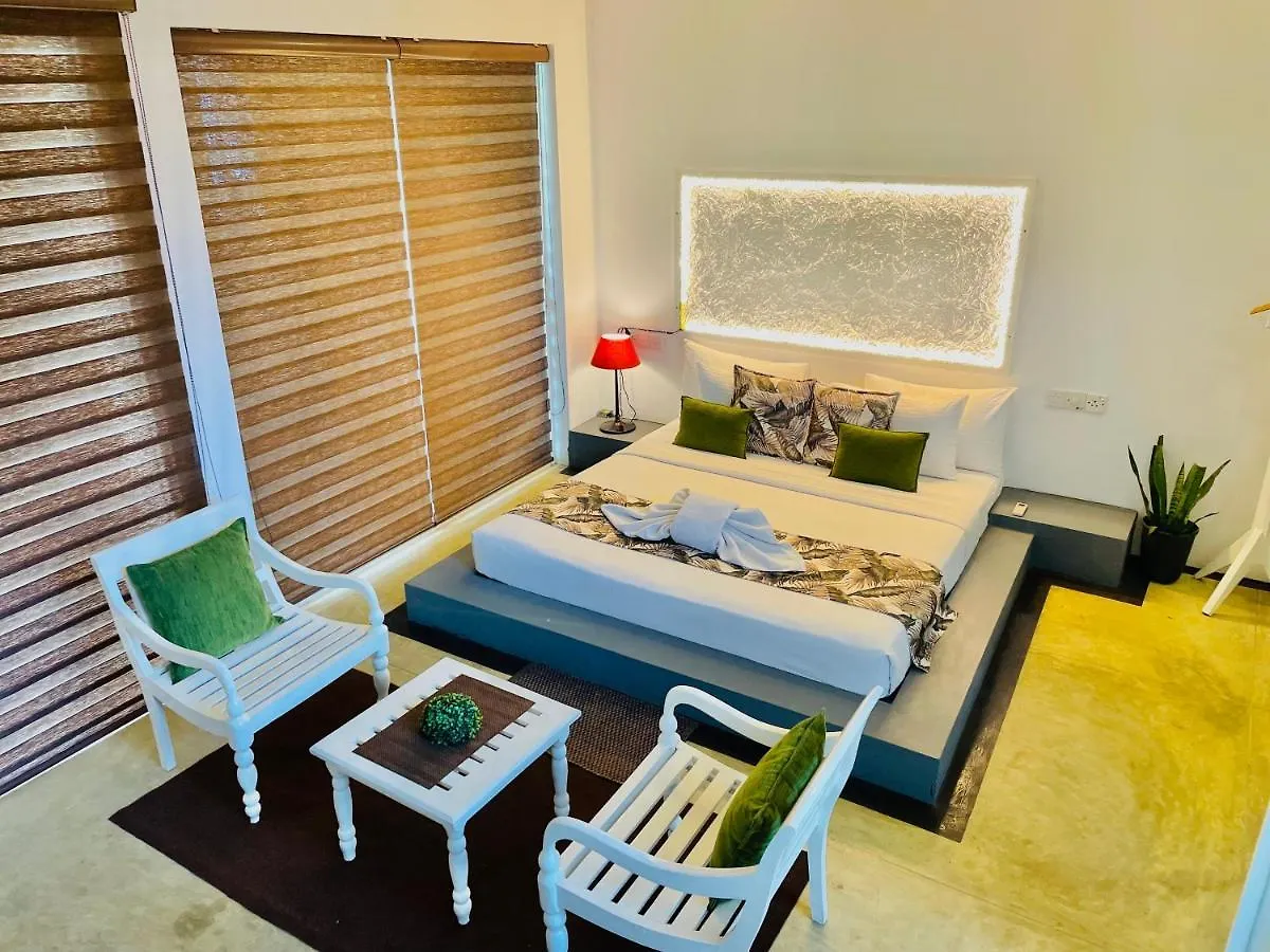 Отель 8 Plus Luxury Apartments Негомбо