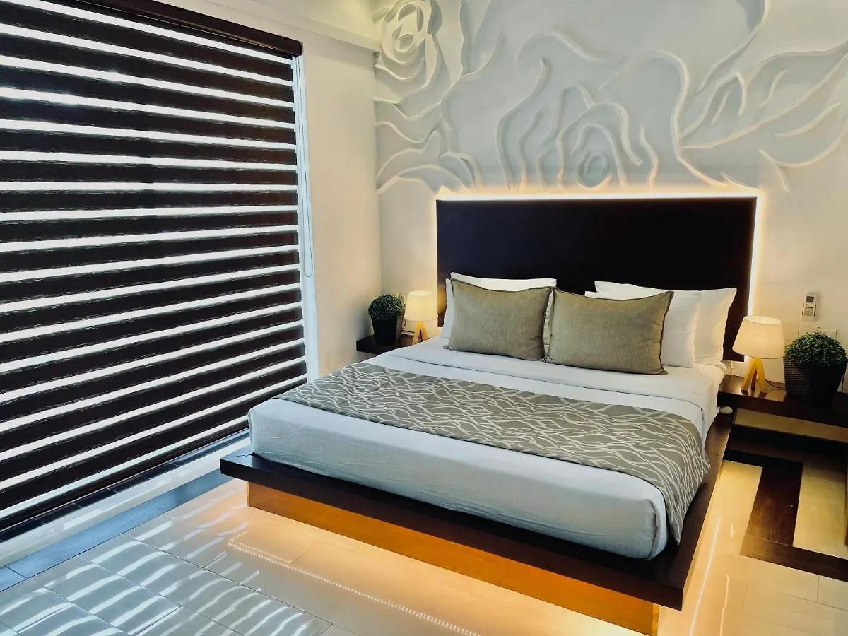 Отель 8 Plus Luxury Apartments Негомбо