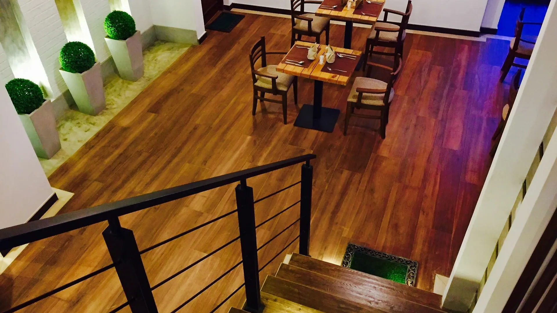 Отель 8 Plus Luxury Apartments Негомбо